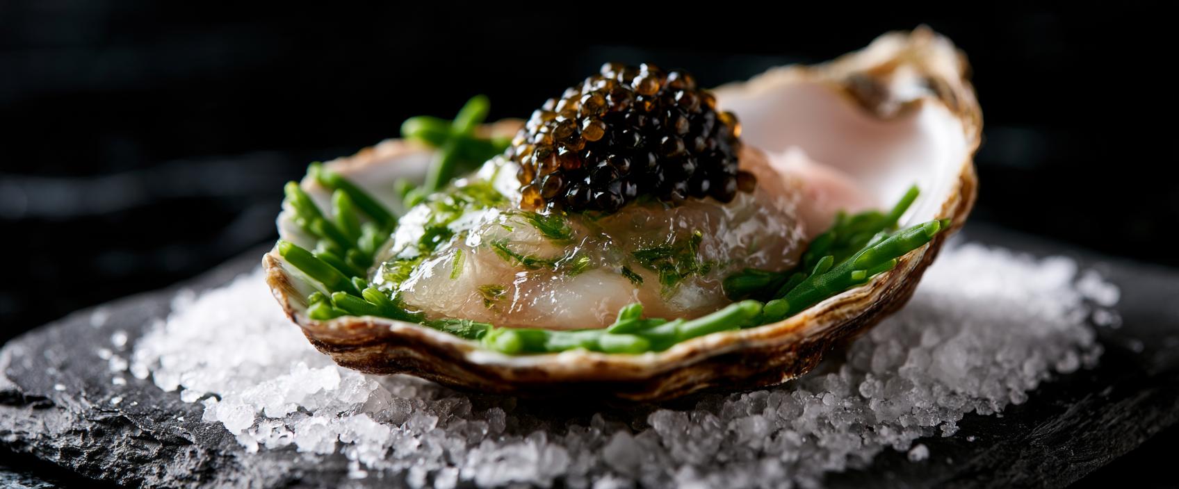 Oester in Vermouth-Komkommergelei met Zeekraal en Oscietra-Kaviaar