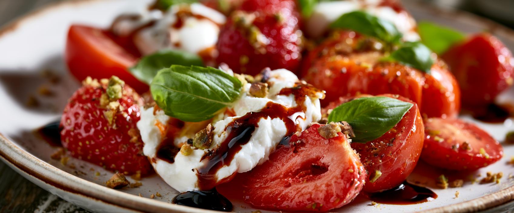Tomaat, Aardbei en Burrata met Oude Balsamico en Basilicum