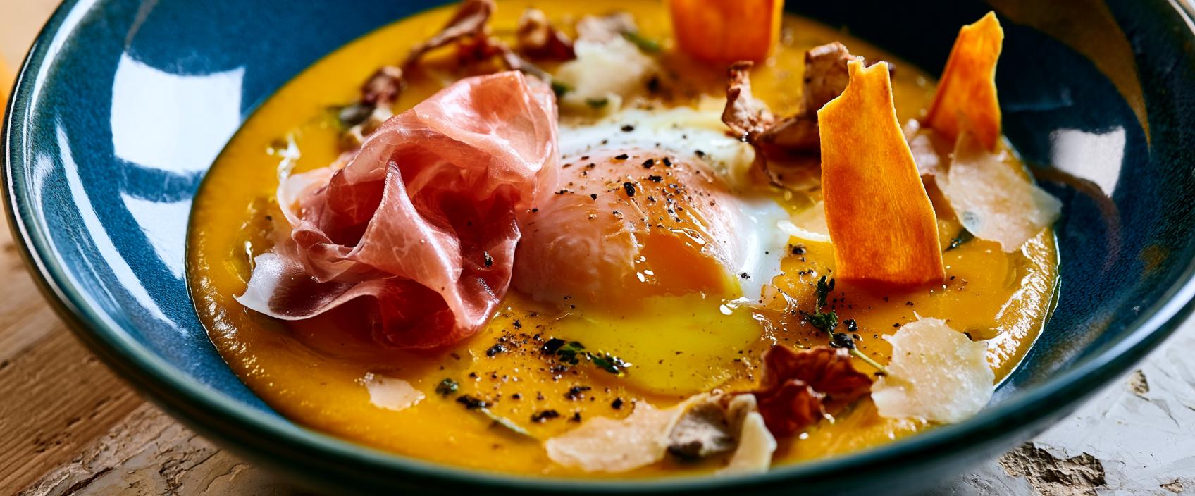 Zacht Gegaard Ei met Pompoencrème, Paddenstoel, Toscaanse Kaas en Culatello